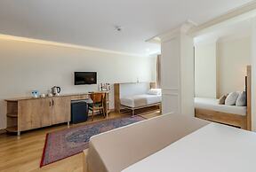Porta Romanos Hotel