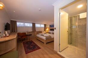 Porta Romanos Hotel