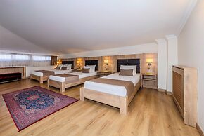 Porta Romanos Hotel