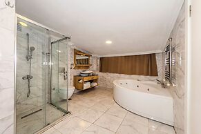 Porta Romanos Hotel