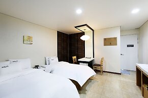 White Tourist Hotel