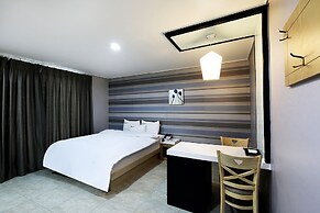 White Tourist Hotel