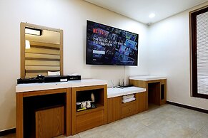 White Tourist Hotel