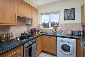 Cozy 2 bed Room Flat, Walking Distance From Excel