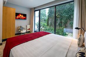 Green Parrot Hotel