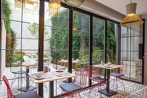 Green Parrot Hotel