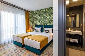 Green Parrot Hotel