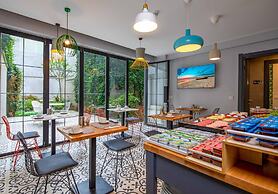 Green Parrot Hotel