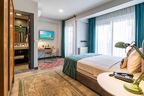 Green Parrot Hotel