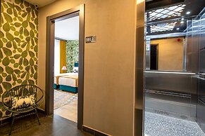 Green Parrot Hotel