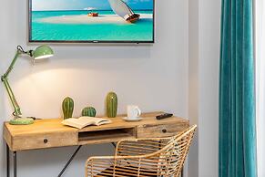 Green Parrot Hotel