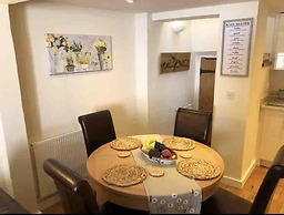 2bed-sleeps 4-parking-superfast Wifi
