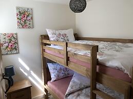 2bed-sleeps 4-parking-superfast Wifi