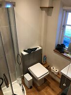 2bed-sleeps 4-parking-superfast Wifi