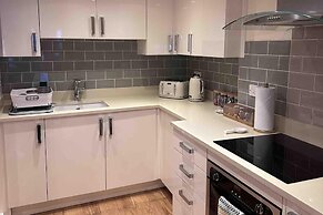 2bed-sleeps 4-parking-superfast Wifi