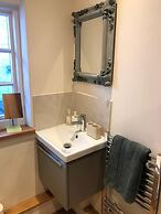 2bed-sleeps 4-parking-superfast Wifi