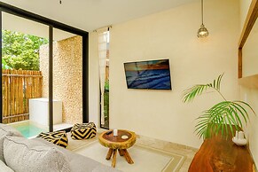 Luminous Private Pool Condo & Communal Rooftop Pool Lounge