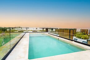 Luminous Private Pool Condo & Communal Rooftop Pool Lounge