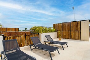 Luminous Private Pool Condo & Communal Rooftop Pool Lounge
