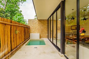 Luminous Private Pool Condo & Communal Rooftop Pool Lounge