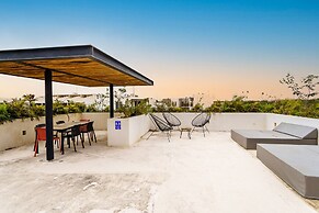 Luminous Private Pool Condo & Communal Rooftop Pool Lounge