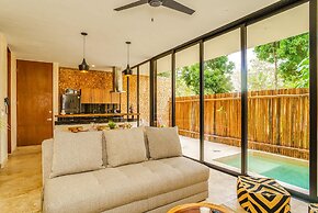 Luminous Private Pool Condo & Communal Rooftop Pool Lounge