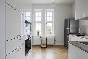 Grand luminous 150m2 2BR aptmnt in Eira