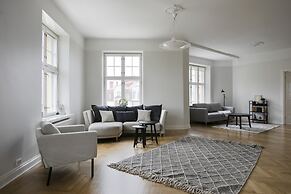 Grand luminous 150m2 2BR aptmnt in Eira