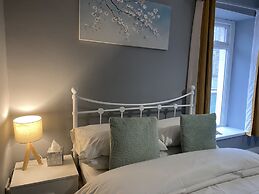 Bridgend Central 2-bed Apartment
