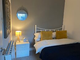 Bridgend Central 2-bed Apartment