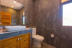 Pool villa  4 BR walking to Beach HV