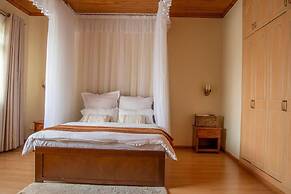 United Nations Bluezone Stunning, Spacious Cottage