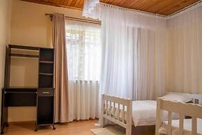 United Nations Bluezone Stunning, Spacious Cottage