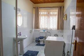 United Nations Bluezone Stunning, Spacious Cottage