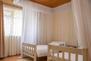 United Nations Bluezone Stunning, Spacious Cottage