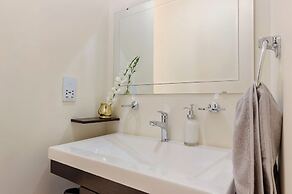 Bright & Relaxing Full Apartment