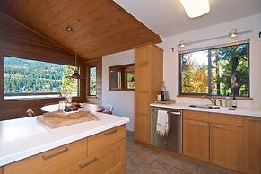 Lakefront Chalet with private dock