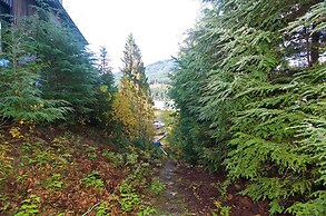 Lakefront Chalet with private dock