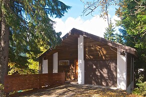 Lakefront Chalet with private dock