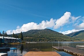 Lakefront Chalet with private dock