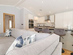 Lakes Lodge