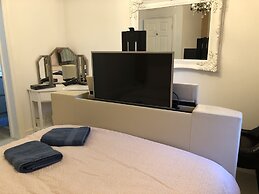 Apartment - Sleeps 4 - Balcony - Sea View
