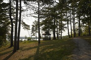 Somewhere Inn Calabogie