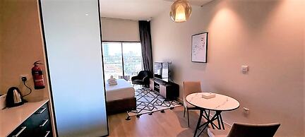 Park View Gorgeous Studio With Balcony