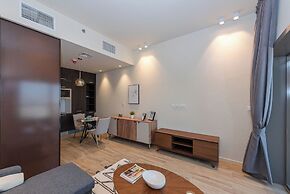 Park View Gorgeous Studio With Balcony