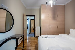 2br renovated flat close to metro