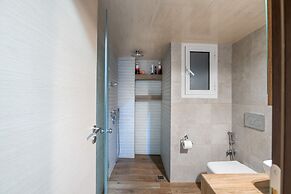 2br renovated flat close to metro