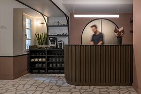 72 AD Suites