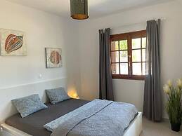 Apt - Sleeps 5 - Pets Ok - Balcony - Parking