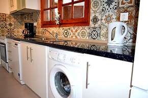 Apt - Sleeps 5 - Pets Ok - Balcony - Parking
